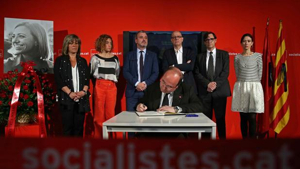 Miquel Iceta, firmando en el libro de condolencias