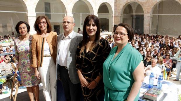 Dolores Redondo, en el claustro del convento de Trinitarios, ante 600 lectoras