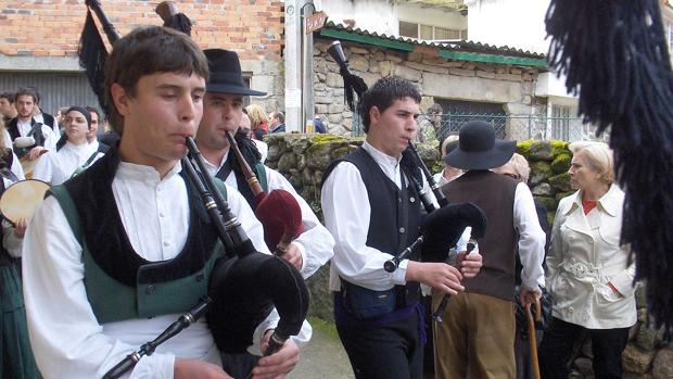 Gaiteros tocando en Celanova