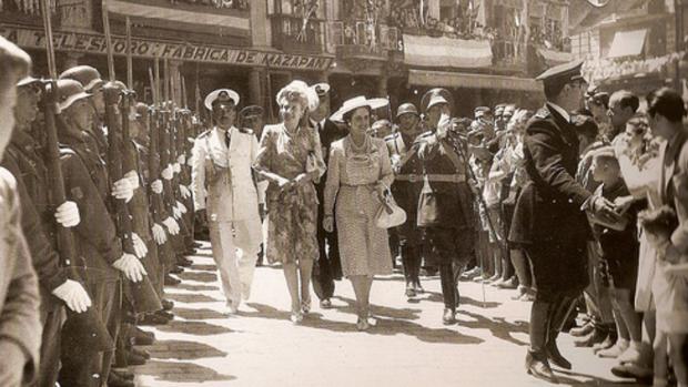 Eva Perón y Carmen Polo pasean por la plaza de Zocodover de Toledo