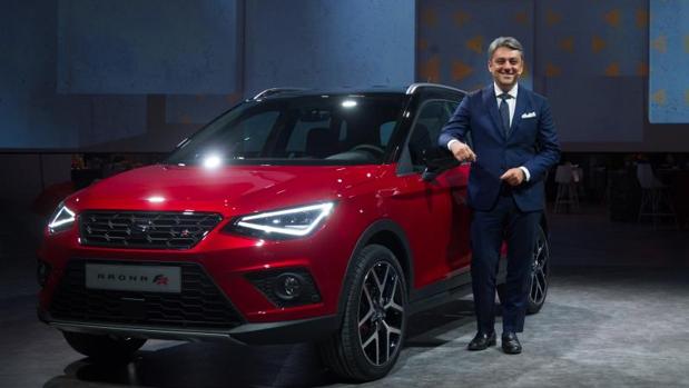 El presidente de Seat, Luca de Meo, esta tarde junto al nuevo Arona