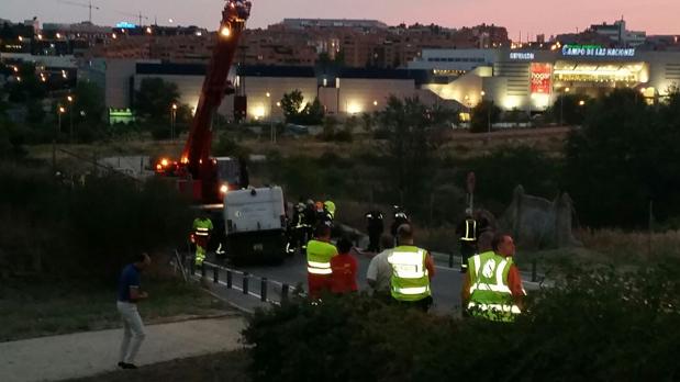 Los bomberos del Ayuntamiento tuvieron que retirar el vehículo de las vías