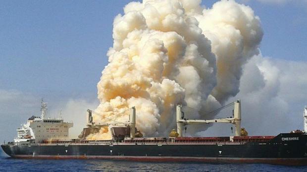 El buque cuando estaba ardiendo al sur de Canarias