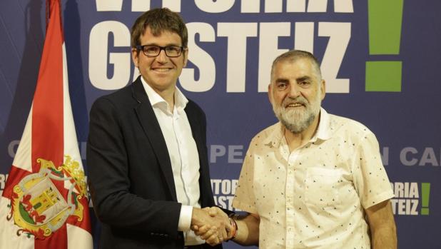 Gorka Urtaran, junto a Peio López