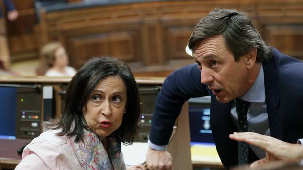 Margarita Robles y Rafa Hernando, ayer, en el Congreso de los Diputados