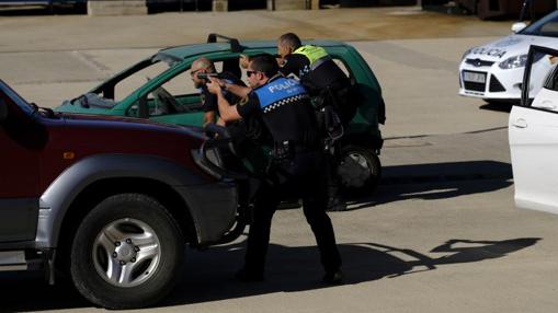 Los policías municipales tratan de abatir a los terroristas simulados