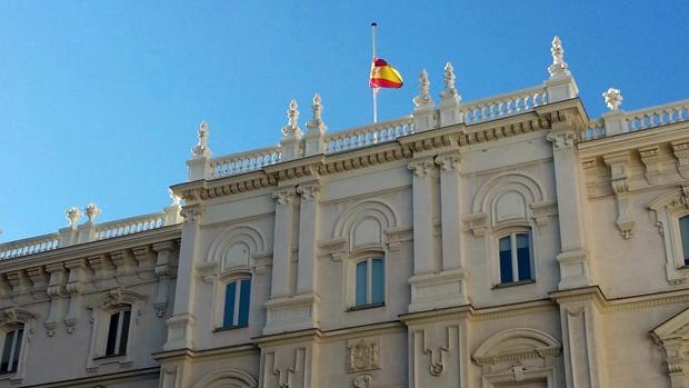 La Fiscalía General del Estado, con la bandera a media asta por el fallecimiento de Maza