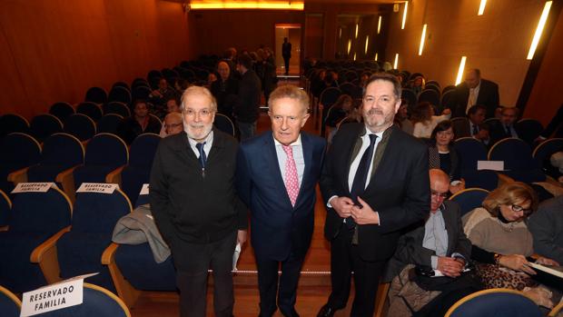 El viñetista Siro, el presidente de Hércules de Edicións, Francisco Rodríguez, y el director de ABC, Bieito Rubido