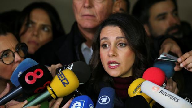 Inés Arrimadas, con ligera ventaja según la última encuesta de ABC
