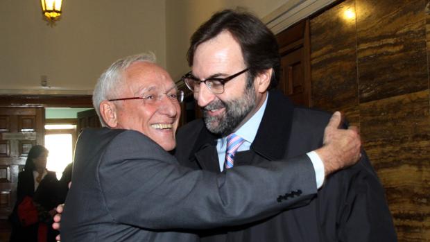 Atilano Soto y Manuel Escribano se saludan antes de prestar declaración ante la Fiscalía, en una imagen de archivo