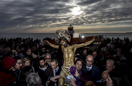 Imagen del traslado del Cristo del Salvador a la playa de El Cabanyal