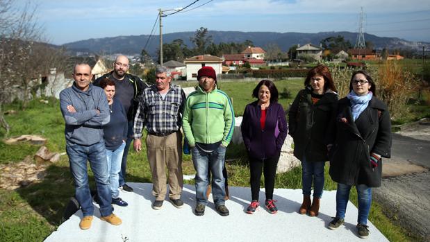 Vecinos y miembros de la Plataforma Antilindano en el barrio de O Contrasto, en O Porriño