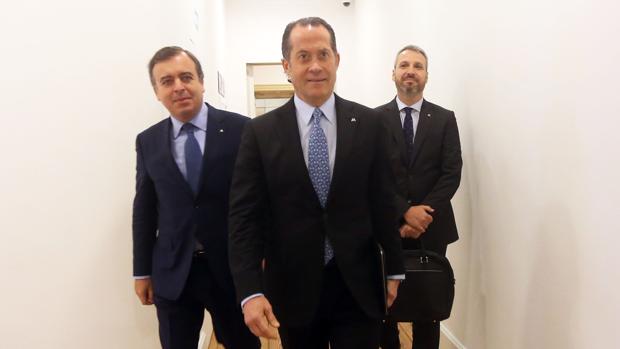 El presidente de Abanca, Juan Carlos Escotet, en el centro, junto al consejero delegado de la entidad, Francisco Botas, y el director general ginanciero, Alberto de Francisco, en una imagen de archivo