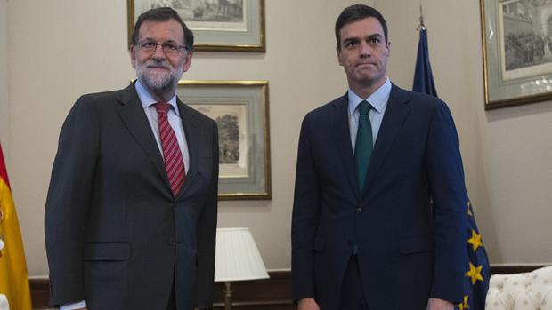 La tensión se masticaba en esta reunión de Rajoy y Sánchez en febrero de 2016, durante el bloqueo