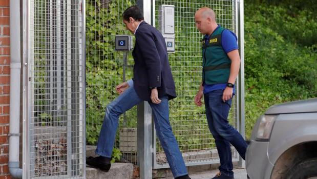 Zaplana custodiado por la Guardia Civil durante los registros en sus domicilios