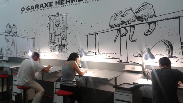 Varios alumnos de la escuela O Garaxe Hermético trabajando en clase