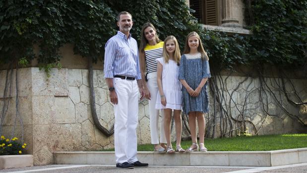 Los Reyes con la Princesa y la Infanta Sofía, el pasado verano en los jardines de Marivent