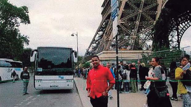 Uno de los miembros de la célula yihadista, Omar Hichamy, posa junto a la Torre Eiffel, el monumento de París que visitaron para planear cómo atacarlo