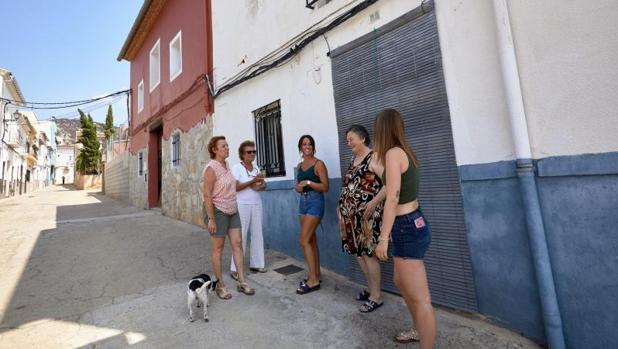 Vecinos de Pinet tras regresar al pueblo