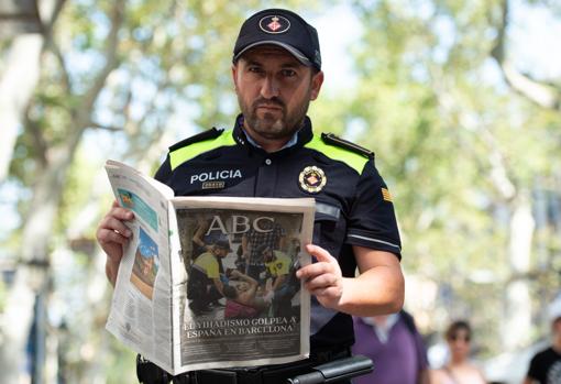 Manel Bosch posa junto al ABC en el que aparece en portada