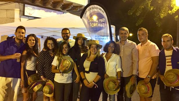 Álvaro Gutiérrez, Charo Navas y Sergio Gutiérrez, junto a un grupo de jóvenes en el punto de encuentro