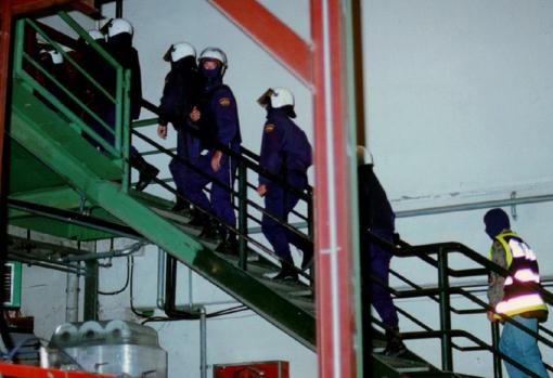 La Policía entra en las instalaciones del diario Egin en una imagen de archivo