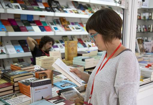 Una mujer leyendo libros en la semana del libro