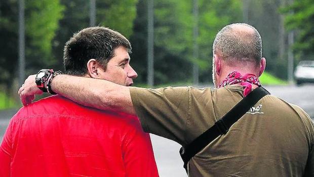 Carmelo y Joseba, dos de los agentes que resultaron heridos en el atentado de Ondarroa, siguen en activo en la Ertzaintza