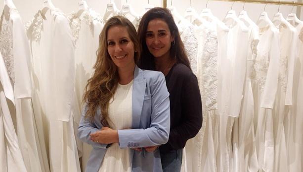 María Toledo posa junto a la diseñadora, Vicky Martín Berrocal, la encargada de confeccionar su traje de novia