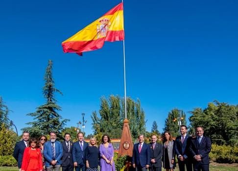 La alcaldesa de Pozuelo, junto a la presidenta de la FVT