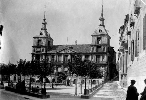 Casas Consistoriales de Toledo, donde en octubre de 1883 se celebró el juicio contra Luis Villaseñor y el resto de implicados en el robo (Foto, AMT-Colección Luis Alba)