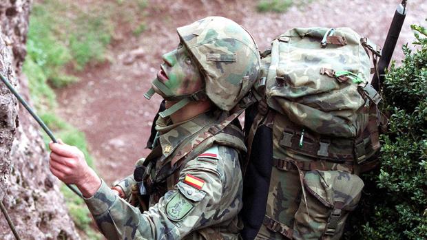 Un soldado de la Brigada de Cazadores de Montaña, durante unos ejercicios prácticos