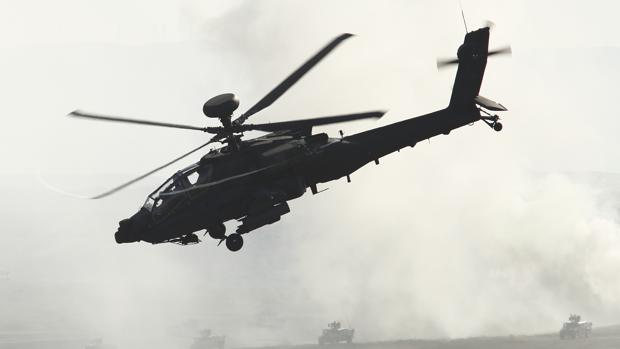 Imagen de archivo de un helicóptero durante unas maniobras en Aragón