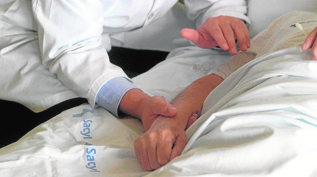 En las instrucciiones previas un paciente deja escrito si quiere que se alargue o no su vida artificialmente