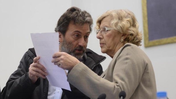 Mauricio Valiente y Manuela Carmena, en el pleno de noviembre de 2016