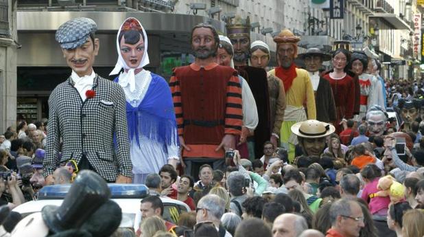 Los gigantes y cabezudos de Madrid danzan por Preciados junto a la comparsa de Burgos