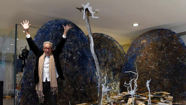 El pintor, director de escena y cofundador de La Claca, Joan Baixas, en la exposición conmemorativa