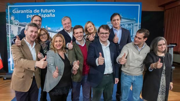 Pablo Casado y Alfonso Fernández Mañueco, con los candidatos del PP a las nueve capitales de provincia de Castilla y León