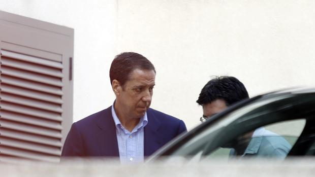 Eduardo Zaplana, con agentes de la UCO