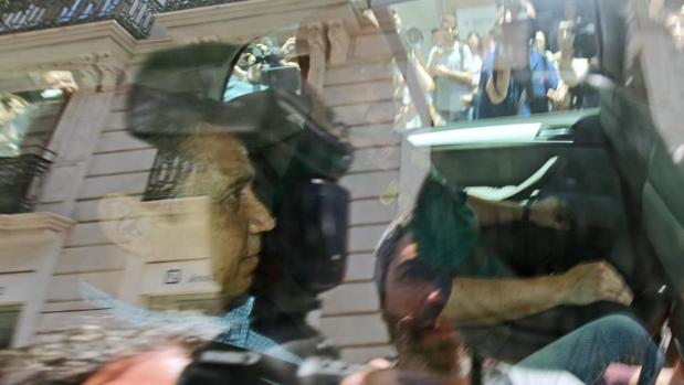 Zaplana trasladado en un coche policial
