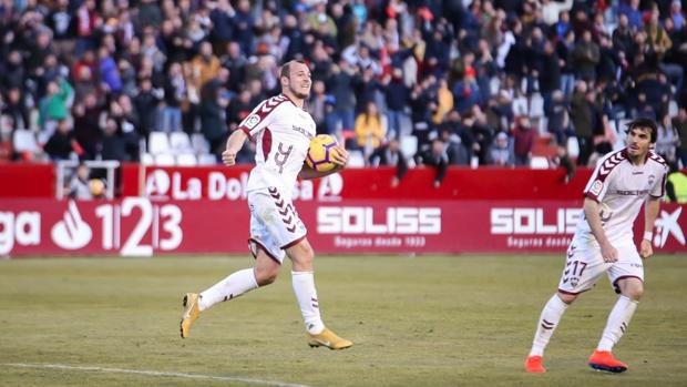 Zozulia celebra el definitivo empate a uno, que logró en una posición que rozaba el fuera de juego