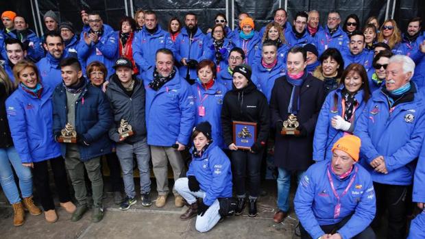 Los premiados, posan con el equipo de la organización tras el acto de clausura