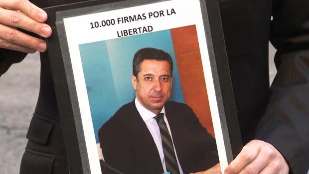 Foto de Zaplana en la campaña de recogida de firmas de José Luis Bayo por su libertad