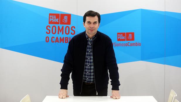 Caballero posa para ABC en la sala de prensa de la sede socialista de O Pino, en Santiago