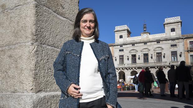 La candidata popular, junto al PP de Ávila