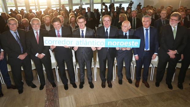 Foto de familia del acto en Santiago, con Fernández, Feijóo y Herrera al frente
