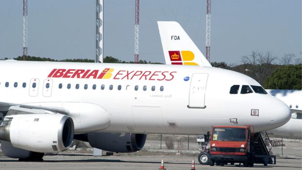 Imagend e archivo de un avión de la aerolínea Iberia en el aeropuerto de Alicante