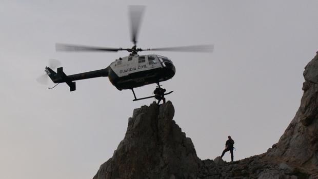 Un equipo del Grupo de Recates de Montaña (Greim)de la Guardia Civil, en plena intervención