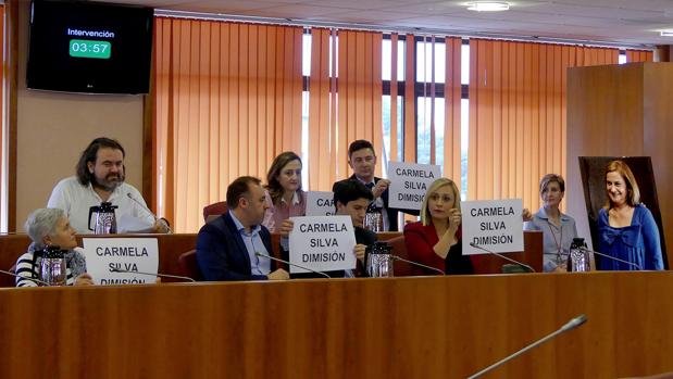 La bancade del PP vigués reclamando la dimisión de Silva