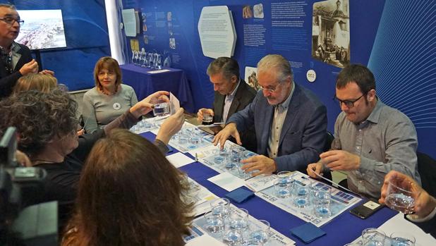Cata de aguas de representantes de ARA con los directivos de Aguas de Alicante